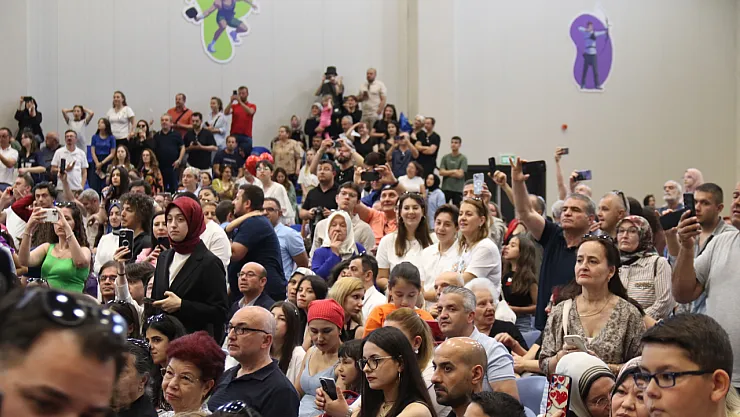 Kimi 63 Yaşında Üniversite Mezunu Oldu Kimi De Profesör Olmasına Rağmen Bölüm Bitirdi