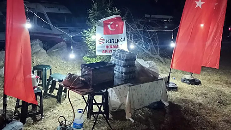 Kırlıoğlu’ndan Zafer Yürüyüşü’nde sucuk-ekmek ikramı