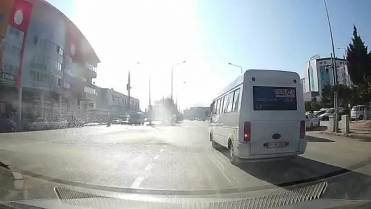 Kırmızı Işığa Aldırmadı, Yolcuların Hayatını Tehlikeye Attı