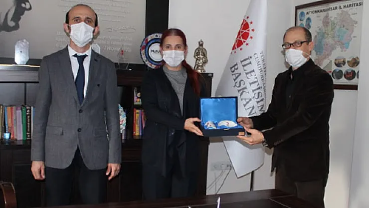 Kızılay gönüllüsü Burcu'ya plaketli teşekkür