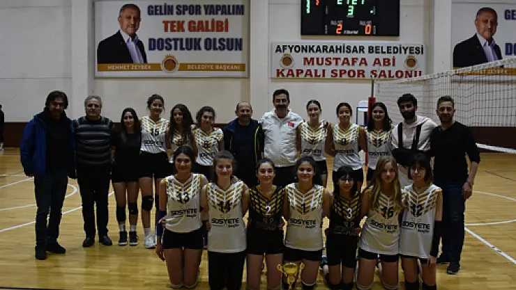 Kızlarda kupayı Gençlik Merkezi kaldırdı
