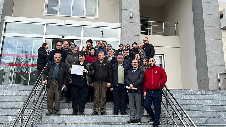 Kocasının Bıraktığı Muhtarlık Bayrağını Karısı Devraldı