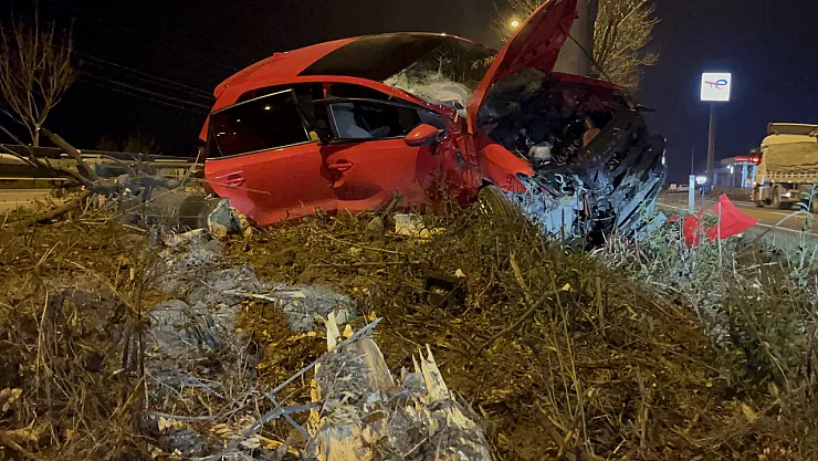 Kontrolden Çıkan Araç Ağacın Üzerine Çıktı: 1 Ağır Yaralı