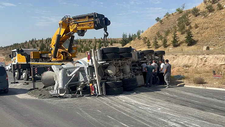 Kontrolden Çıkan Beton Mikseri Refüje Devrildi: 1 Yaralı