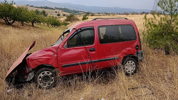 Kontrolden Çıkan Hafif Ticari Araç Tarlaya Uçarken, Sürücüsü Yaralandı