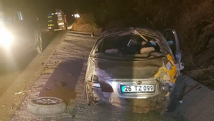 Kontrolden Çıkan Otomobil Beton Zemine Çarptı: 2 Kişi Yaralandı