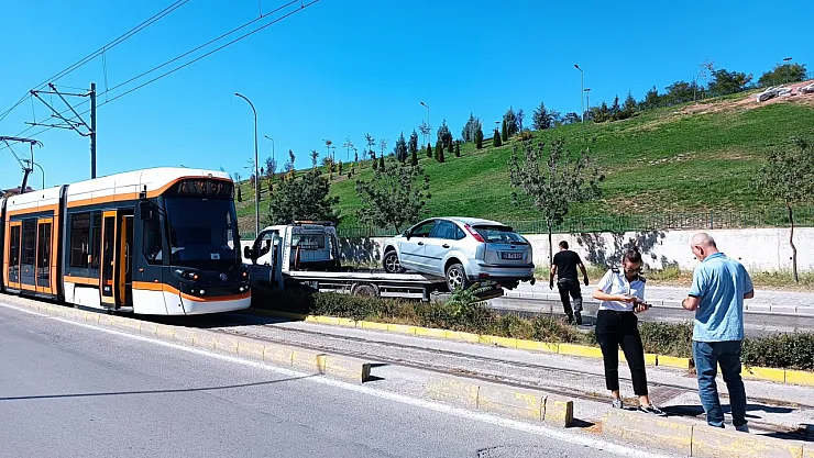 Kontrolden Çıkan Otomobil Tramvay Yoluna Girdi, Seferler Aksadı