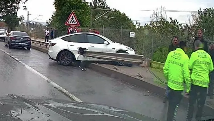 Kontrolden Çıkan Tesla Bariyere Saplandı