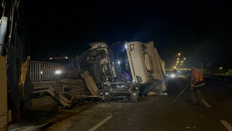 Kontrolden Çıkan Tır, Bariyerleri Biçtikten Sonra Yan Yatarak Durabildi