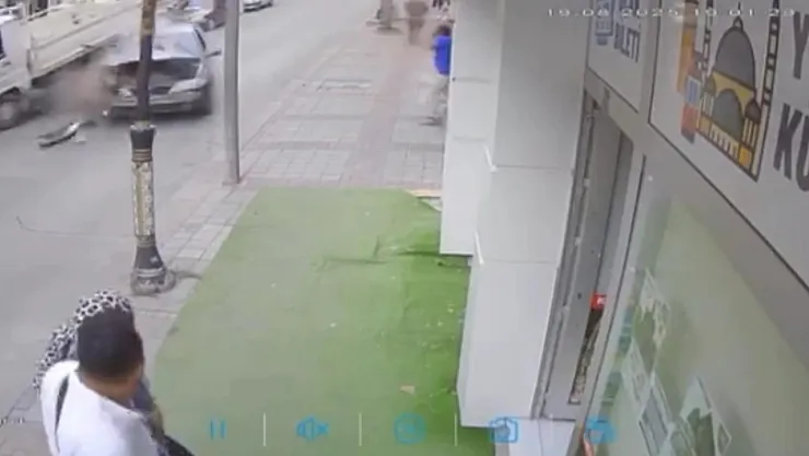 Kontrolünü Kaybeden Sürücünün Caddeyi Birbirine Kattığı Kaza Kamerada