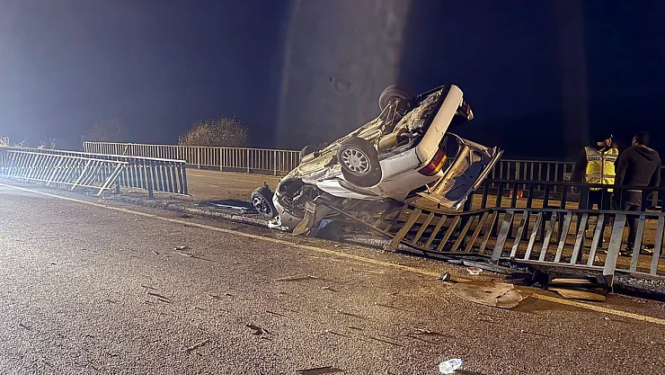 Köprü Demirlerine Çarpıp Hurdaya Döndü: 1 Kişi Öldü