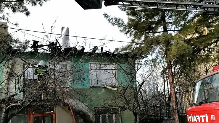 Köy Evinde Çıkan Yangın Korkuttu