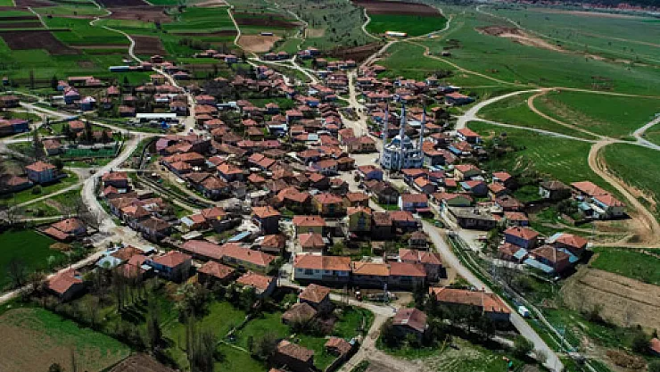 Köy meydanındaki cami 4 minaresiyle dikkati çekiyor