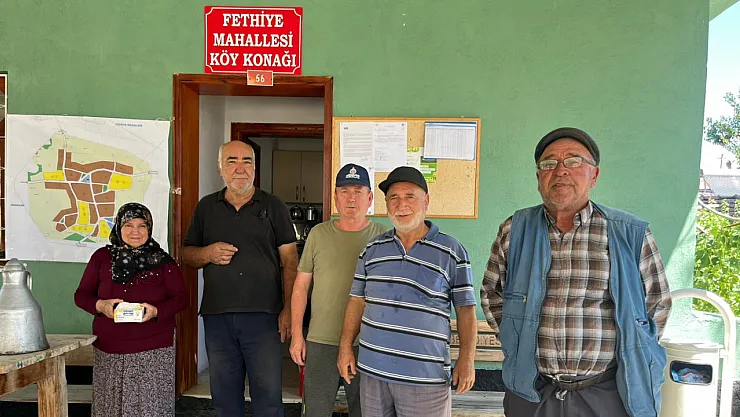 Köylüler Yangın İçin Seferber Olan Ekiplere Yiyecek Ve İçecek İkram Ediyor