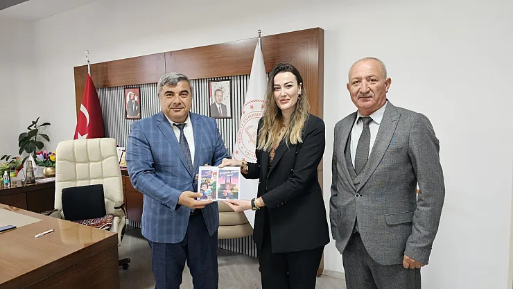 Kübra Öğretmen Yazdığı Kitapları Müdür Sünnetci'ye Takdim Etti