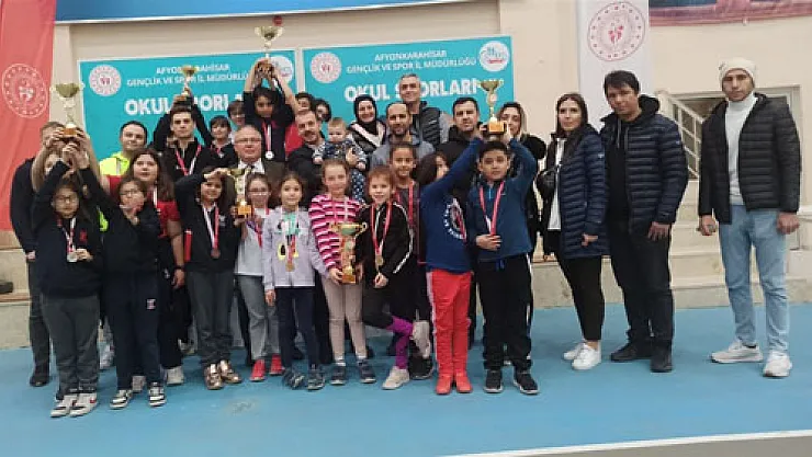 Küçükler ve minikler teniste yarıştı