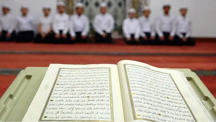 Kur'an Kursuma Dokunma