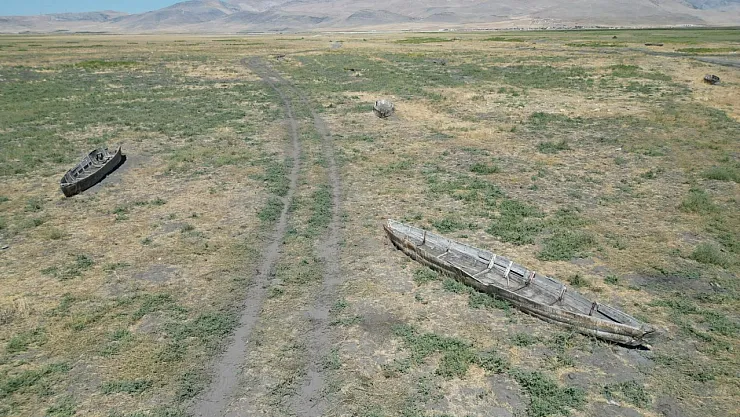 Kuraklık Eber'i Vurdu... Gölde Motorlu Taşıtlar Geziyor!