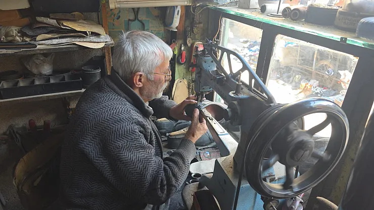 Kütahya'da 65 Yıllık Ayakkabı Ustası Mehmet Ersulak: 'Meslek Bitti, Yetişen Yok'