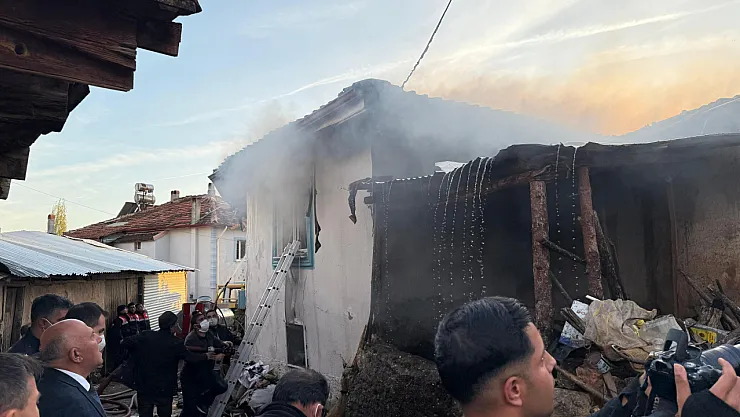 Kütahya'da Çıkan Yangında İki Ev Ve Bir Ahır Kullanılamaz Hale Geldi