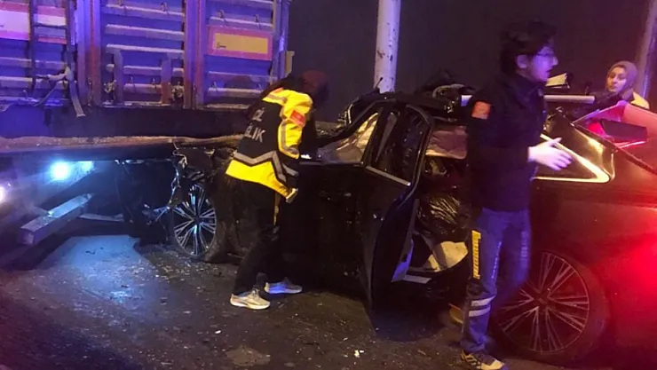 Kütahya'da Feci Kaza: Tıra Arkadan Çarpan Otomobildeki 4 Kişi Hayatını Kaybetti