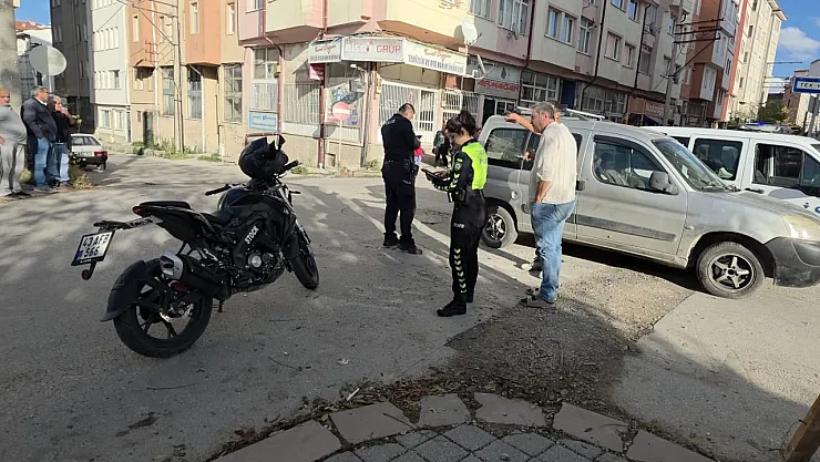Kütahya'da Hafif Ticari Araç İle Motosiklet Çarpıştı: 1 Yaralı