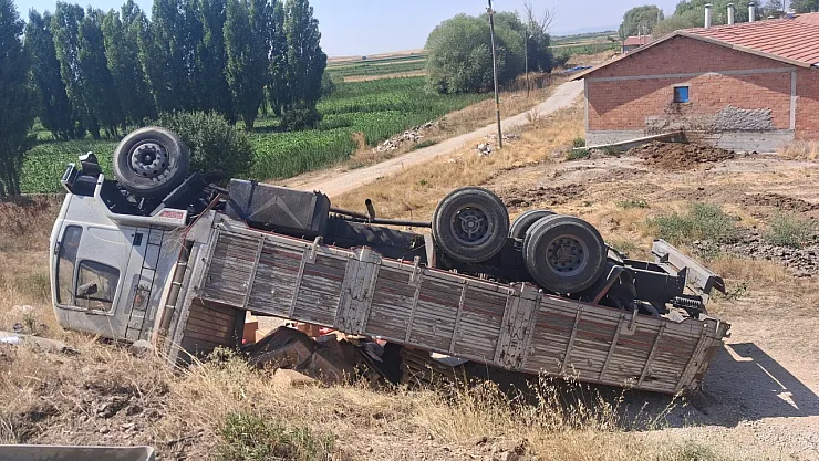 Kütahya'da İnşaat Malzemesi Yüklü Kamyon Devrildi: 1 Yaralı