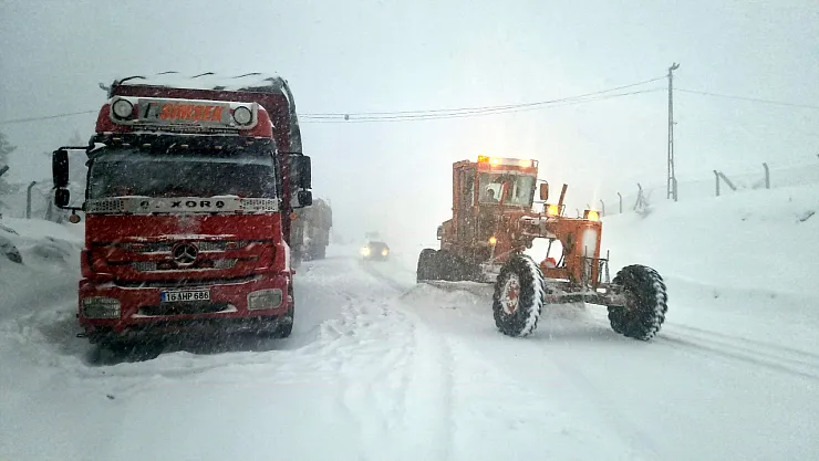 Kütahya'da Kar Nedeniyle Kamyoncular Dağda Mahsur Kaldı