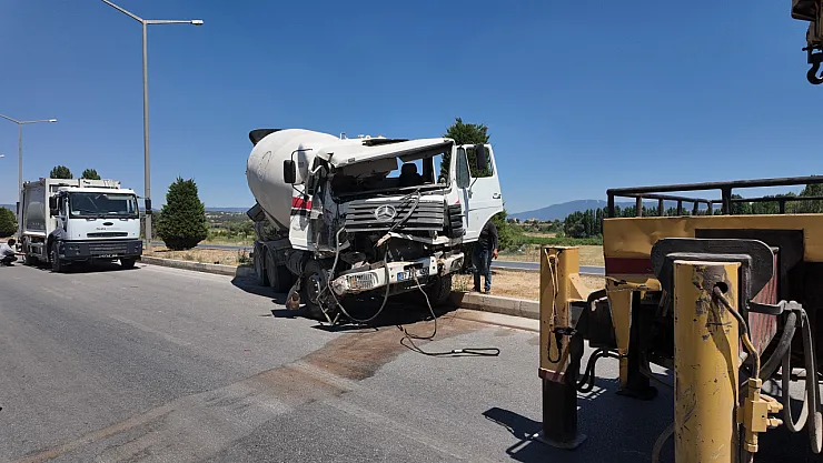 Kütahya'da Mikser Tıra Çarptı: 1 Yaralı