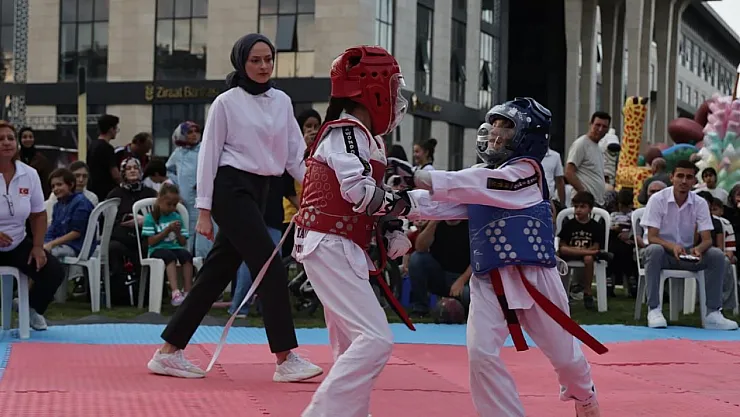 Kütahya'da Minikler Taekwondo Turnuvası Renkli Görüntülere Sahne Oldu