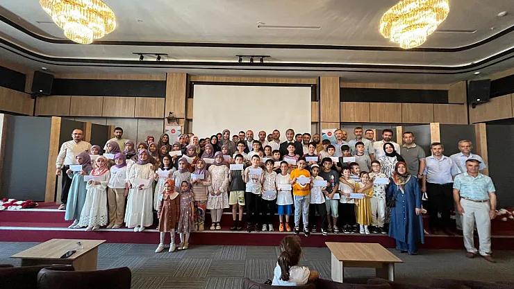 Kütahya'da 'Örgün Eğitimle Birlikte Hafızlık Projesi' Öğrencileri Ödüllendirildi
