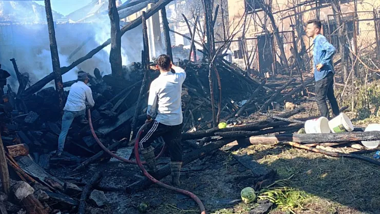 Kütahya'da Otomobil Patladı, Çıkan Yangında 3 Ev Kül Oldu