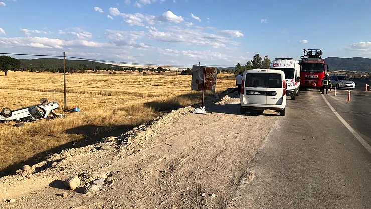 Kütahya'da Otomobil Tarlaya Uçtu: 2 Yaralı