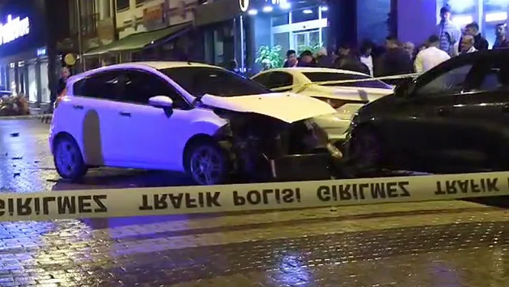 Kütahya'da Otomobiller Çarpıştı: 3 Yaralı
