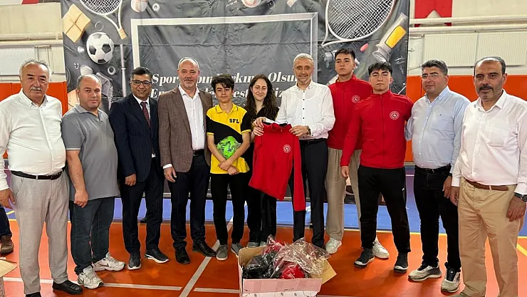 Kütahya'nın İlçelerinde 42 Okula Spor Malzemesi Desteği