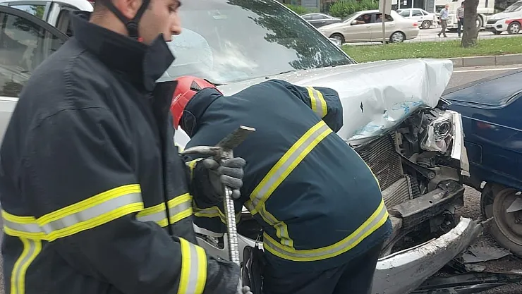 Kütahya’da otomobiller çarpıştı: 2 yaralı