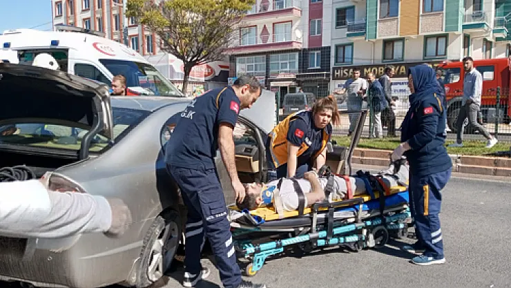 Lastiği patlayan otomobil kaldırıma çarptı, 2 kişi yaralandı