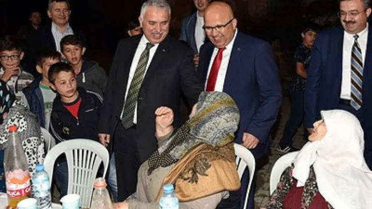Mahalle iftarlarında zengin-fakir ayrımı yok