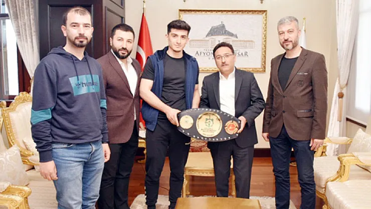 Manap başarısını Vali Çiçek ile paylaştı