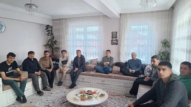 Manevi Danışmandan Öğrencilere Aile Ortamında İftar