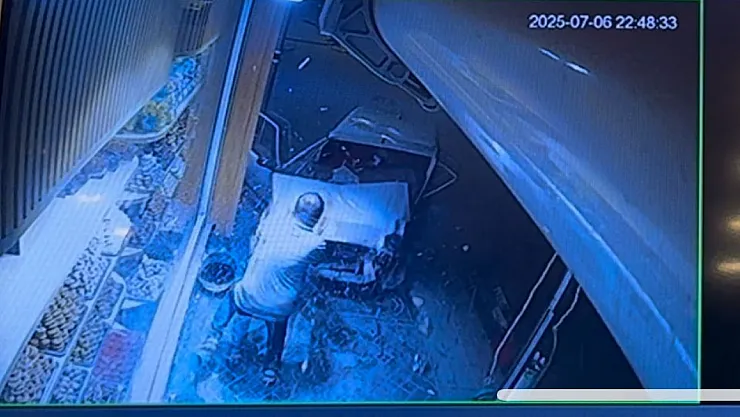 Manevra Yapan Araca Vuran Tofaş Kontrolden Çıktı, Kaldırımda Yürüyen Vatandaşa Böyle Çarptı