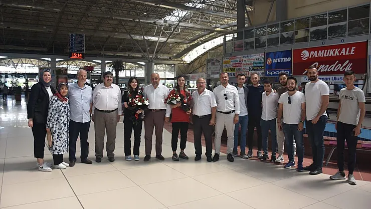 Meryem Betül Çavdar ve Kübra Kocakuş çiçeklerle karşılandı
