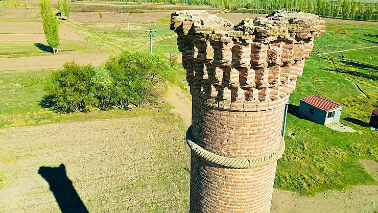 Mescidi Yanan Caminin Minaresi 200 Yılı Aşkın Süredir Zamana Meydan Okuyor