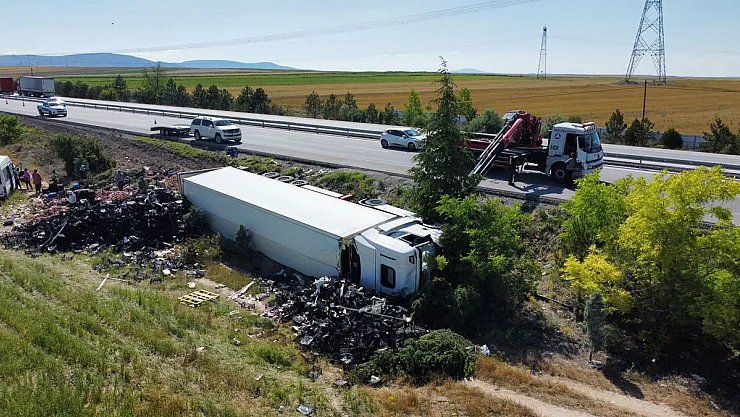 Meyve Yüklü Tır Devrildi: Yaralılar Var