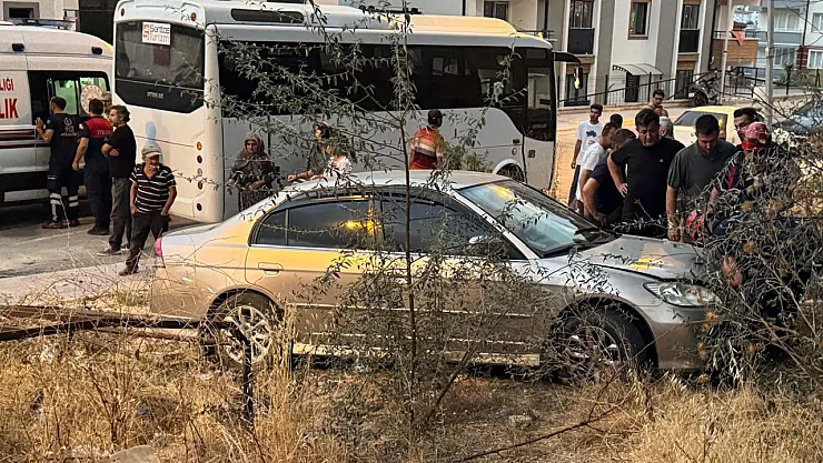 Minibüsle Otomobil Çarpıştı, Yaya Kaldırımındaki Vatandaş Yaralandı