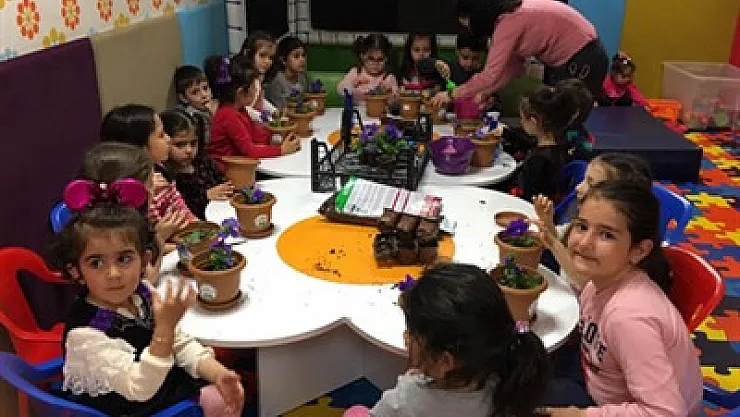 Minik Bahçıvanlar Özdilek'te sahne aldı