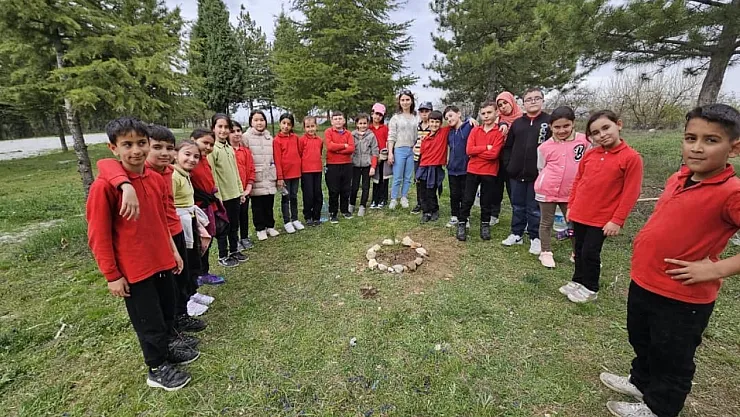 Minik Öğrencilerden Fidan Dikme Etkinliği