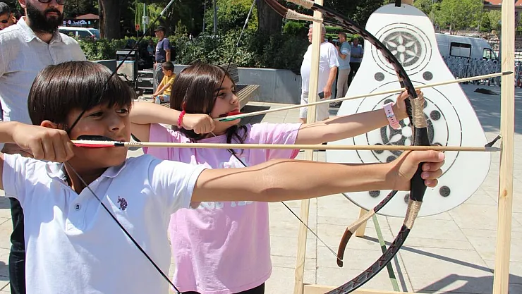 Minik okçular ata sporunu yaşatıyor