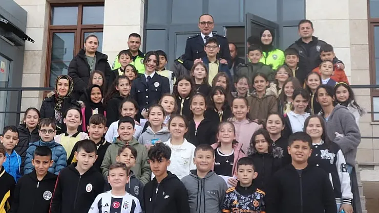 Minikler Polis Haftasını Çiçeklerle Kutladı