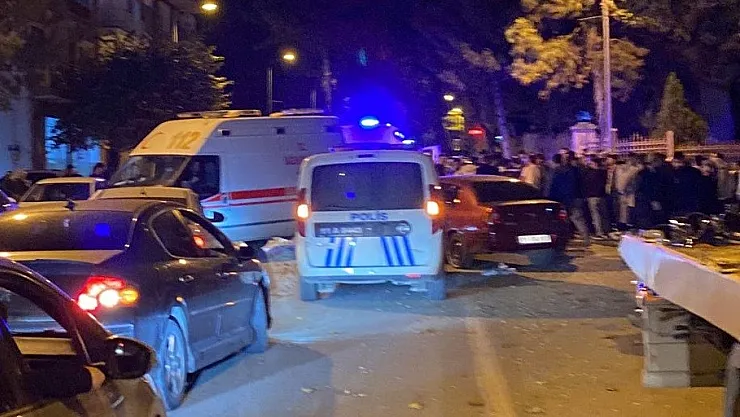 Motosiklet ile otomobil çarpıştı: 1’i ağır 2 kişi yaralı